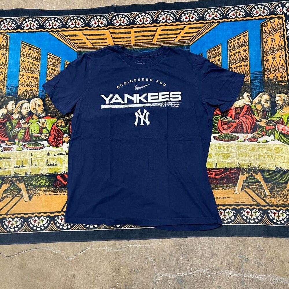 Navy nike new york Yankees tshirt Size large center swoosh baseball team issued
